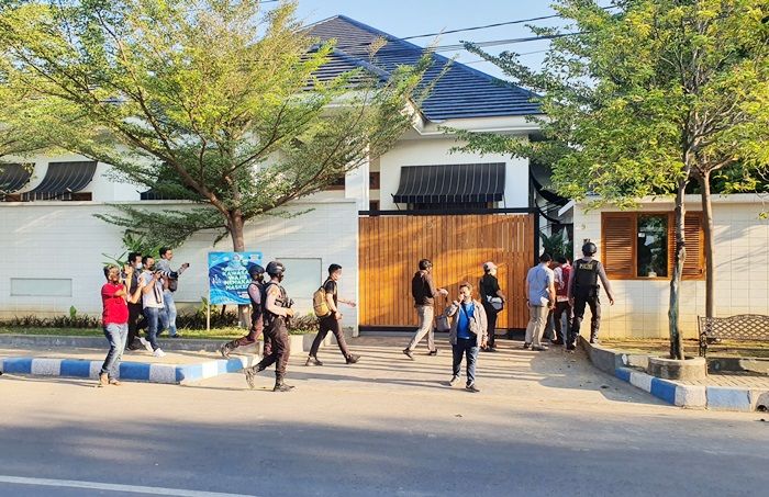 Tak Hanya Rumah, KPK Juga Geledah Kantor Bupati Probolinggo, Mes Ajudan, dan 2 Kantor Kecamatan Tak Hanya Rumah, KPK Juga Geledah Kantor Bupati Probolinggo, Mes Ajudan, dan 2 Kantor Kecamatan