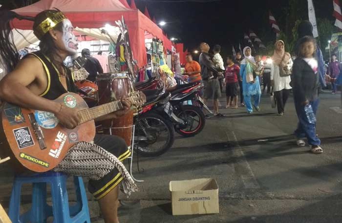 Pengamen Jalanan Hujan Rezeki dari Gelaran Pasar Rakyat Trenggalek Pengamen Jalanan Hujan Rezeki dari Gelaran Pasar Rakyat Trenggalek