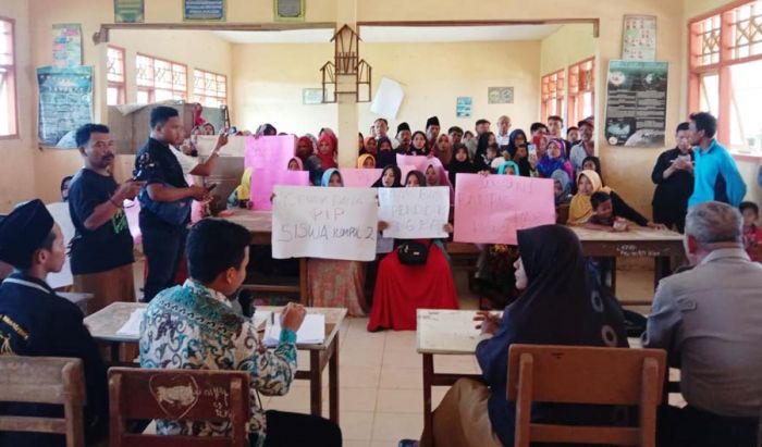 Gaji Guru Honorer Dipotong Sepihak, Wali Murid SDN Kompol 2 Gelar Aksi Unjuk Rasa Gaji Guru Honorer Dipotong Sepihak, Wali Murid SDN Kompol 2 Gelar Aksi Unjuk Rasa