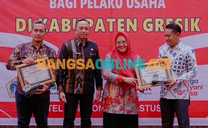 Penyumbang Investasi Tertinggi di Jatim, DPMPTSP Gresik Beri Penghargaan ke Investor Penyumbang Investasi Tertinggi di Jatim, DPMPTSP Gresik Beri Penghargaan ke Investor