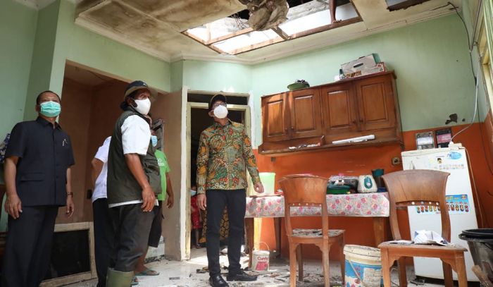 Pemkab Sidoarjo Bantu Perbaikan Rumah Rusak yang Diterjang Puting Beliung Pemkab Sidoarjo Bantu Perbaikan Rumah Rusak yang Diterjang Puting Beliung