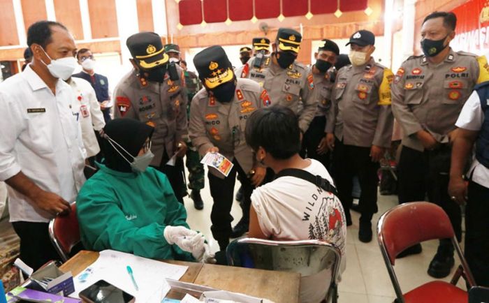 Kapolda Jatim Tinjau Pelaksanaan Vaksinasi Covid-19 Berhadiah di Bakorwil Madura Kapolda Jatim Tinjau Pelaksanaan Vaksinasi Covid-19 Berhadiah di Bakorwil Madura