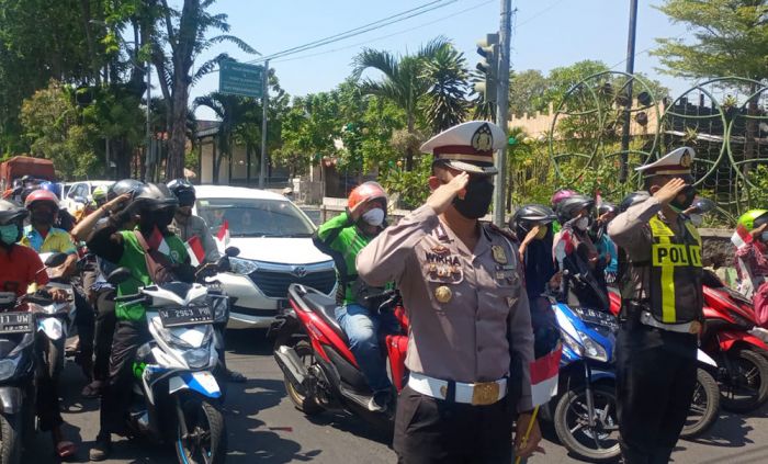 Berhenti Sejenak, Pengendara Diajak Mengheningkan Cipta dan Nyanyikan Lagu Indonesia Raya Berhenti Sejenak, Pengendara Diajak Mengheningkan Cipta dan Nyanyikan Lagu Indonesia Raya