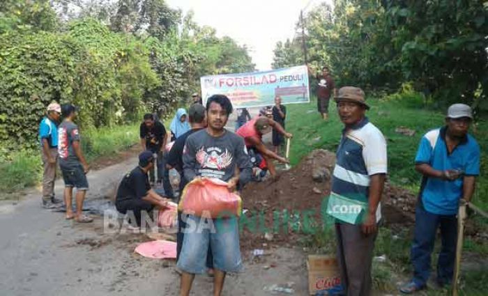 Kesal Tak Diperhatikan Pemda, Warga Kesamben Patungan Tambal Jalan Raya Kesal Tak Diperhatikan Pemda, Warga Kesamben Patungan Tambal Jalan Raya