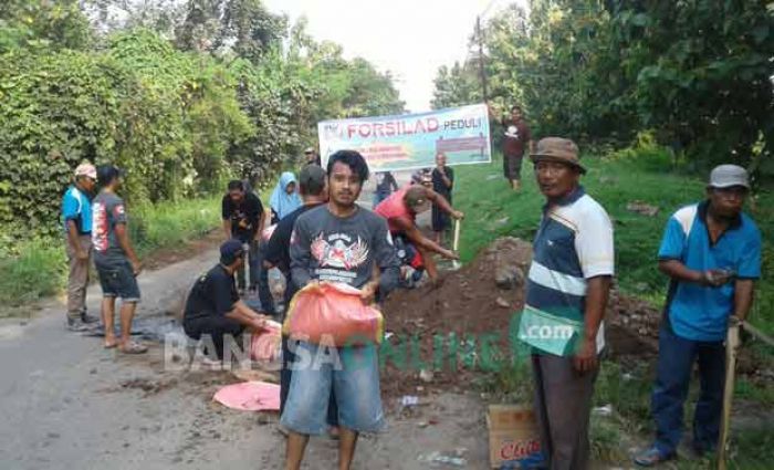 Kesal Tak Diperhatikan Pemda, Warga Kesamben Patungan Tambal Jalan Raya