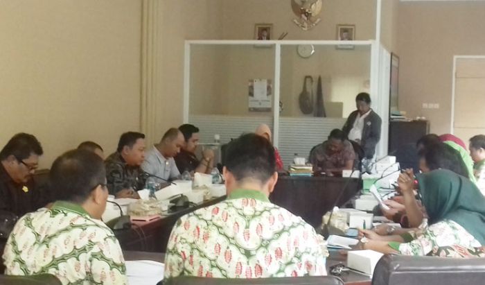Buntut Jalan Aspal Tertimbun Tanah Lumpur, Wali Kota Panggil Kepala DPUPR Saat RDP dengan Dewan Buntut Jalan Aspal Tertimbun Tanah Lumpur, Wali Kota Panggil Kepala DPUPR Saat RDP dengan Dewan