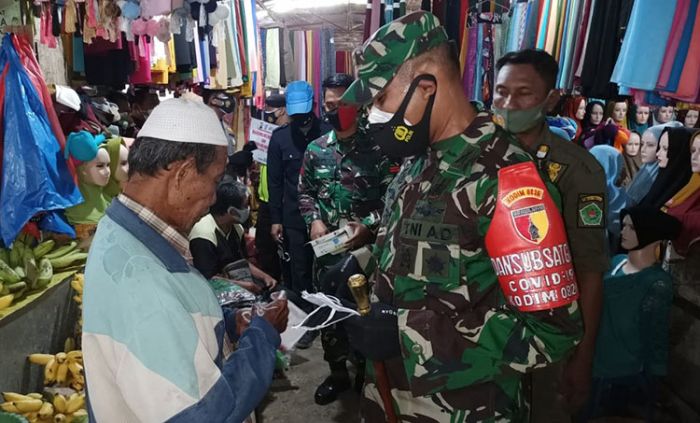 Blusukan di Pasar Kolpajung, ​Dandim Bersama Kapolres Pamekasan Pantau Prokes dan Bagi-Bagi Masker