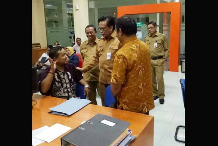 Sidak di BPTSP, Bupati Sambari Tanya Layanan Perizinan kepada Warga Sidak di BPTSP, Bupati Sambari Tanya Layanan Perizinan kepada Warga