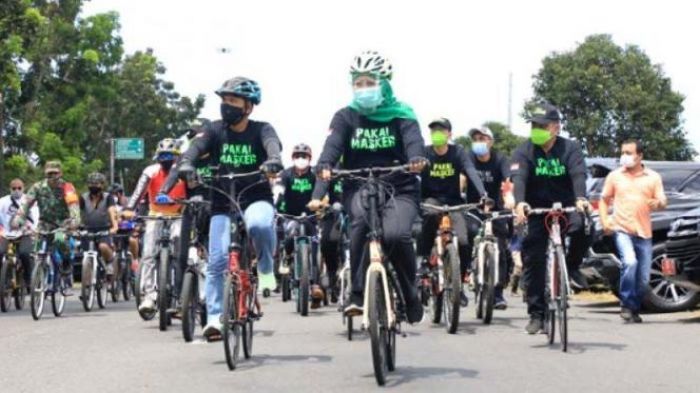 Gubernur Khofifah Gowes di Lumajang, Edukasi Bermasker dan Dorong Kebangkitan UMKM Gubernur Khofifah Gowes di Lumajang, Edukasi Bermasker dan Dorong Kebangkitan UMKM