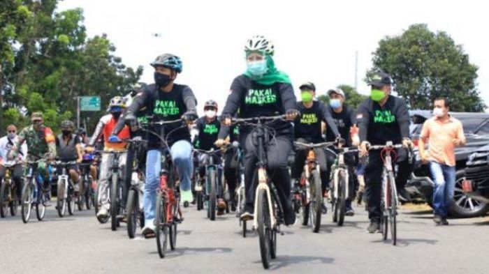 ​Gubernur Khofifah Gowes di Lumajang, Edukasi Bermasker dan Dorong Kebangkitan UMKM