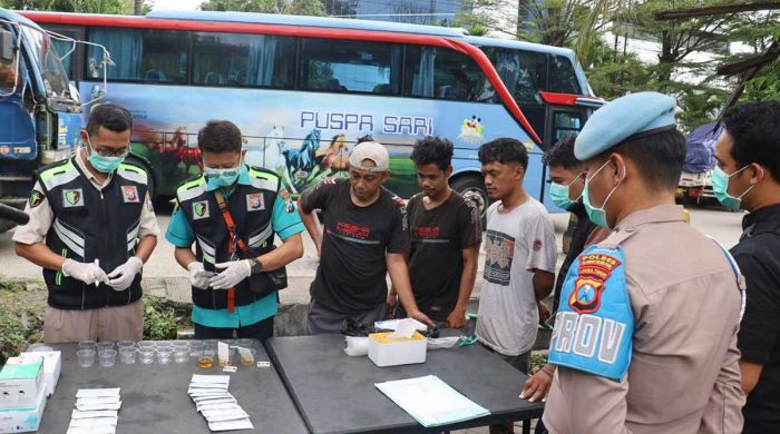 Polres Tanjungperak Tes Urine 43 Sopir Jelang Mudik Lebaran
