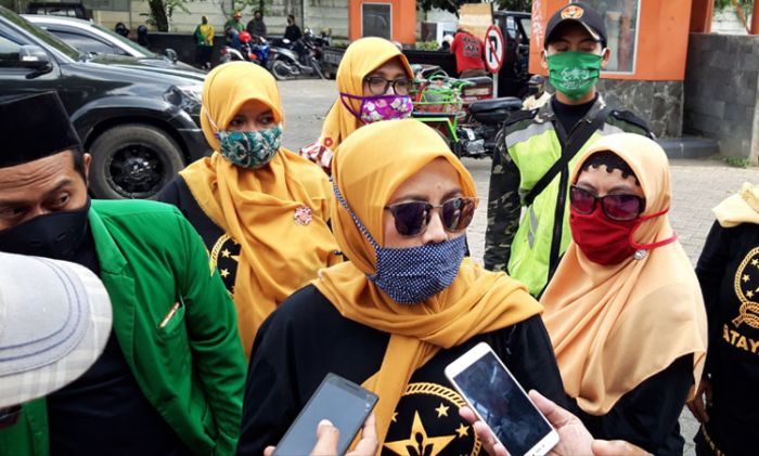 18 PAC Fatayat NU dan HAKLI Kediri Gelar Baksos Bagikan Sembako kepada Warga Terdampak Covid-19 18 PAC Fatayat NU dan HAKLI Kediri Gelar Baksos Bagikan Sembako kepada Warga Terdampak Covid-19