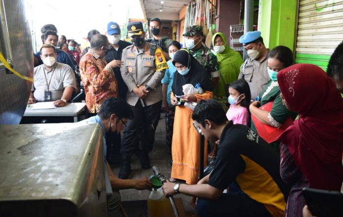 Operasi Pasar Minyak Goreng di Pasar Betro Sidoarjo Diserbu Warga