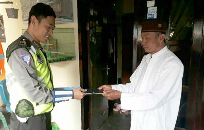 Blusukan ke Rumah Warga, Samsat Kota Pasuruan Antarkan BPKB yang Lama Tidak Diambil Blusukan ke Rumah Warga, Samsat Kota Pasuruan Antarkan BPKB yang Lama Tidak Diambil