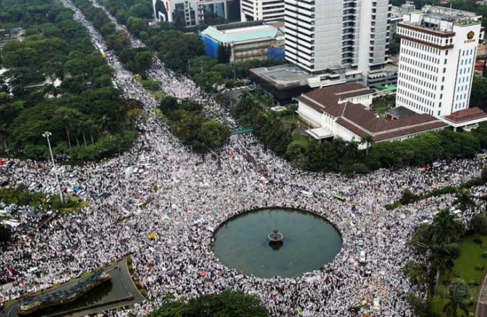 Tafsir An-Nahl 99-100: Banser Lebih Suka Membela Gereja, Ketimbang Agama yang Dinista Tafsir An-Nahl 99-100: Banser Lebih Suka Membela Gereja, Ketimbang Agama yang Dinista