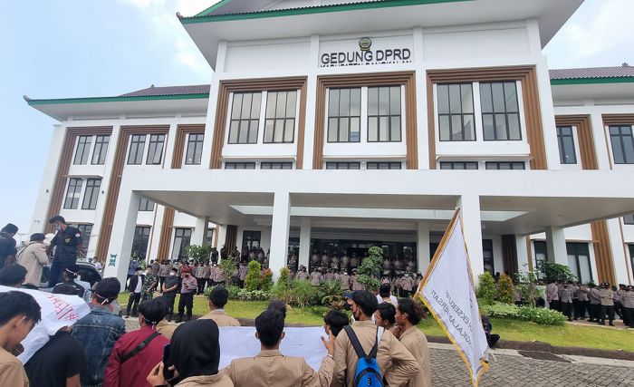 Tak Diperbolehkan Masuk Gedung Dewan, Mahasiswa di Bangkalan Terlibat Saling Dorong dengan Polisi