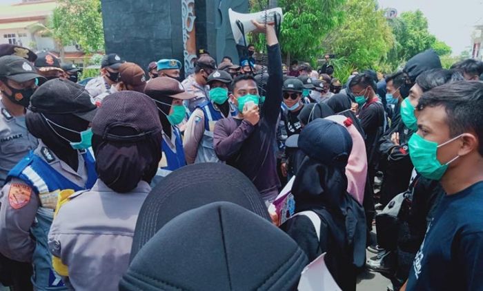 Demo Lagi, Mahasiswa Tak Percaya Pemkab Lamongan Sudah Kirim Penolakan UU Cipta Kerja Demo Lagi, Mahasiswa Tak Percaya Pemkab Lamongan Sudah Kirim Penolakan UU Cipta Kerja