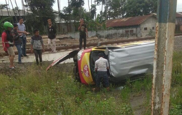 Dihajar KA Penataran, Minibus Masuk Sawah di Pakisaji Malang