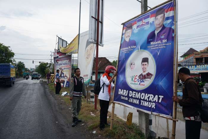 Petugas Gabungan di Jombang Tertibkan Alat Peraga Kampanye