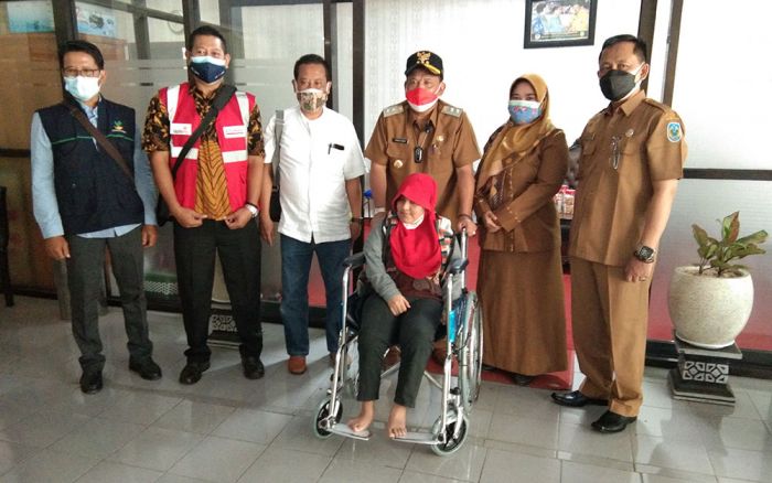 Alfamart Salurkan Donasi 10 Kursi Roda untuk Penyandang Disabilitas di Nganjuk 