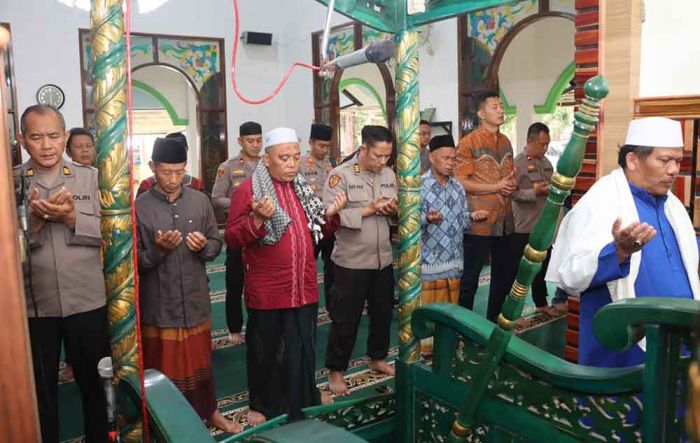 Polres Batu Gelar Sholat Ghaib untuk Affan Kurniawan, Driver Ojol yang Dilindas Barracuda Brimob Polres Batu Gelar Sholat Ghaib untuk Affan Kurniawan, Driver Ojol yang Dilindas Barracuda Brimob