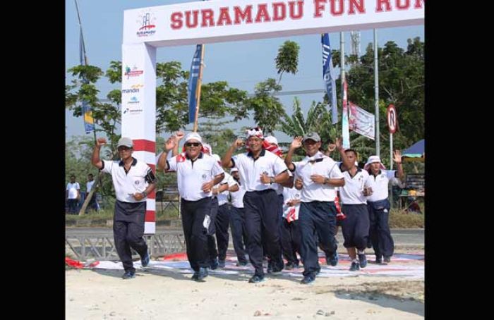 Prajurit Koarmatim Tunjukkan Kemampuan dalam Fun Run 10K Festival Suramadu 2017 Prajurit Koarmatim Tunjukkan Kemampuan dalam Fun Run 10K Festival Suramadu 2017