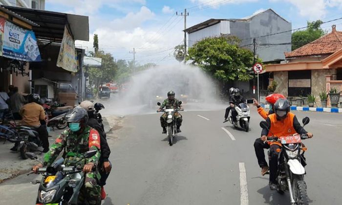 Polres Pamekasan Semprot 24 Ribu Liter Disinfektan untuk Cegah Sebaran Virus Corona