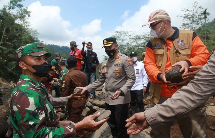 Pasca Banjir Bandang, Plt Bupati Probolinggo Bersama Warga Bangun Jembatan Darurat Pasca Banjir Bandang, Plt Bupati Probolinggo Bersama Warga Bangun Jembatan Darurat