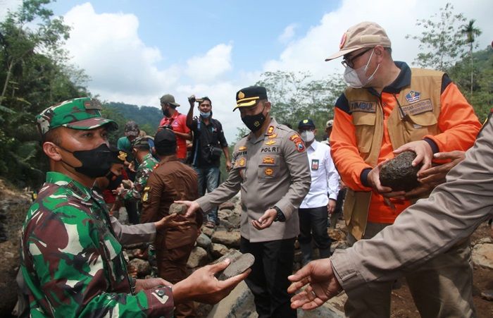 Pasca Banjir Bandang, Plt Bupati Probolinggo Bersama Warga Bangun Jembatan Darurat