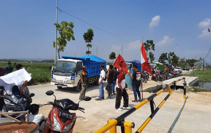 Diduga Tak Kantongi Izin, Aktivitas Pengurukan PT SAG Tuban Diblokade Warga