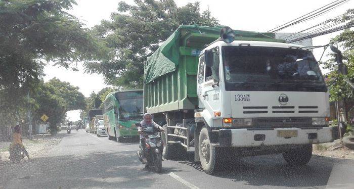 Warga Gresik Minta Lantas Tindak Truk Pemuat Galian yang Dimodifikasi Warga Gresik Minta Lantas Tindak Truk Pemuat Galian yang Dimodifikasi