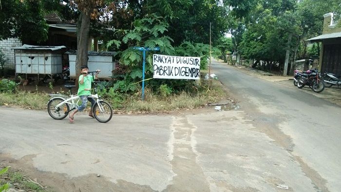 Tolak Kilang Minyak Rosneft, Warga Remen-Mentoso Tuban Kompak Pasang Poster Tolak Kilang Minyak Rosneft, Warga Remen-Mentoso Tuban Kompak Pasang Poster