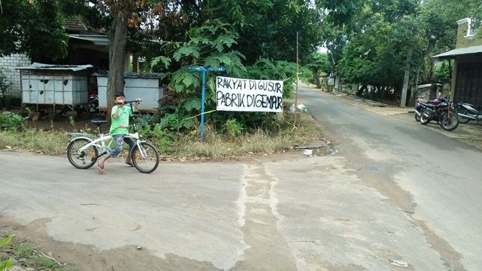 Tolak Kilang Minyak Rosneft, Warga Remen-Mentoso Tuban Kompak Pasang Poster