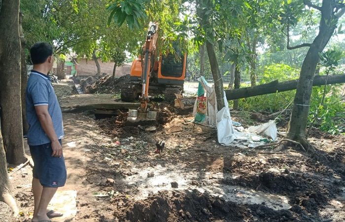 Cegah Banjir di Dusun Bulu, Pemkab Pasuruan Keruk Saluran dengan Alat Berat Cegah Banjir di Dusun Bulu, Pemkab Pasuruan Keruk Saluran dengan Alat Berat