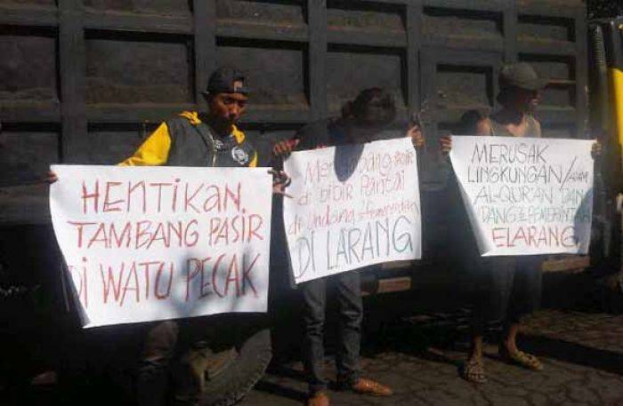 Penambang Ilegal Marak, Puluhan Warga Pasirian Lumajang Demo Hadang Truk Pasir Penambang Ilegal Marak, Puluhan Warga Pasirian Lumajang Demo Hadang Truk Pasir