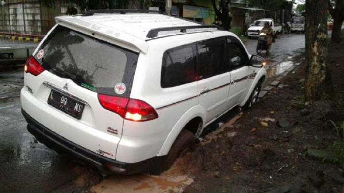 Ban Mobil Pajero Terperosok ke Bekas Galian PDAM di Wonorejo Timur Surabaya Ban Mobil Pajero Terperosok ke Bekas Galian PDAM di Wonorejo Timur Surabaya