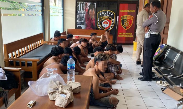 Konvoi Sambil Bawa Sajam, 25 Bocil Gangster Diamankan Polres Tuban Konvoi Sambil Bawa Sajam, 25 Bocil Gangster Diamankan Polres Tuban