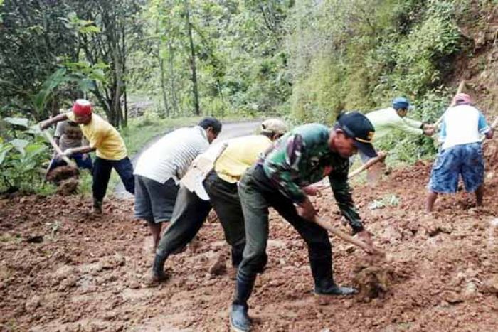 Gemarang Madiun Alami Longsor, TNI Cancut Taliwondo 