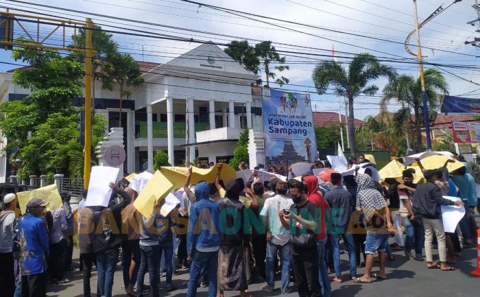 Kejari Sampang Didemo AMSB Pertanyakan Kasus Penyelewengan Bansos Kejari Sampang Didemo AMSB Pertanyakan Kasus Penyelewengan Bansos