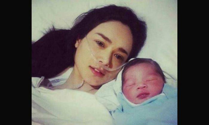 Mulan Lahirkan Anak Kedua Ahmad Dhani tanpa Suster, Dibawa ke Toilet Mulan Lahirkan Anak Kedua Ahmad Dhani tanpa Suster, Dibawa ke Toilet