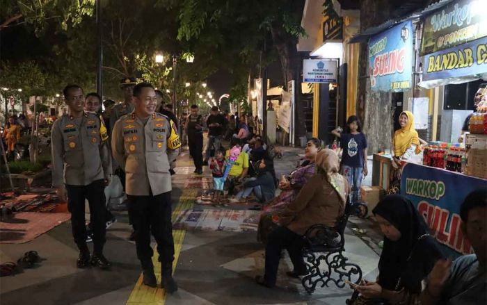 Kapolres Gresik Ajak Warga Jaga Kamtibmas saat Patroli Malam Pergantian Tahun Baru Kapolres Gresik Ajak Warga Jaga Kamtibmas saat Patroli Malam Pergantian Tahun Baru