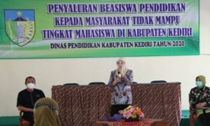 Bupati Kediri Salurkan Beasiswa Program GNOTA kepada Mahasiswa Berprestasi Bupati Kediri Salurkan Beasiswa Program GNOTA kepada Mahasiswa Berprestasi