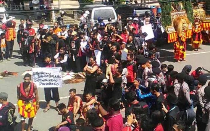 Ubah Pakem, Grup Reog Singo Bolang Asal Madiun Diprotes Paguyuban Seniman Ubah Pakem, Grup Reog Singo Bolang Asal Madiun Diprotes Paguyuban Seniman