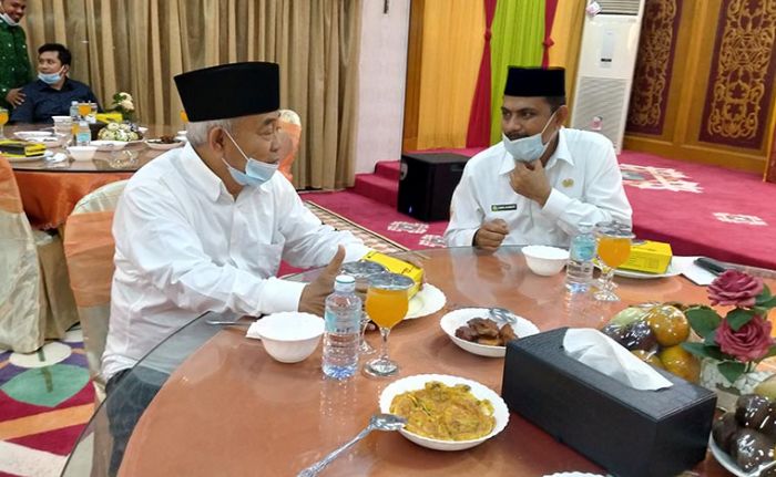 Dijamu di Pendopo Gubernur Aceh, Kiai Asep Ingatkan Covid-19 Turun Karena Kita Kotor Dijamu di Pendopo Gubernur Aceh, Kiai Asep Ingatkan Covid-19 Turun Karena Kita Kotor