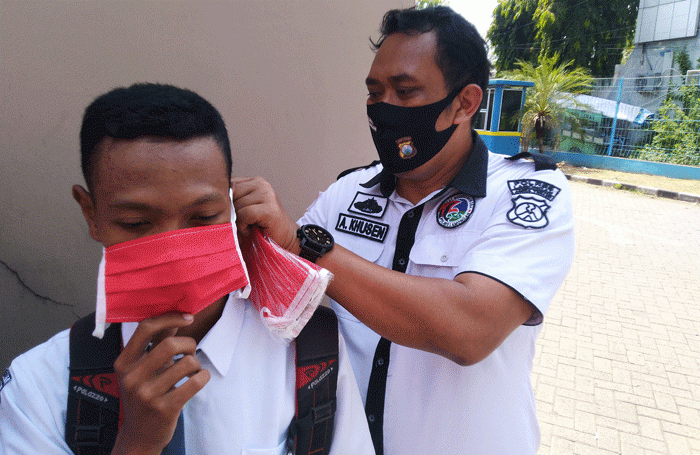 Libatkan Satresnarkoba, Polres Lamongan Beri Imbauan dan Bagikan Masker ke Warga​