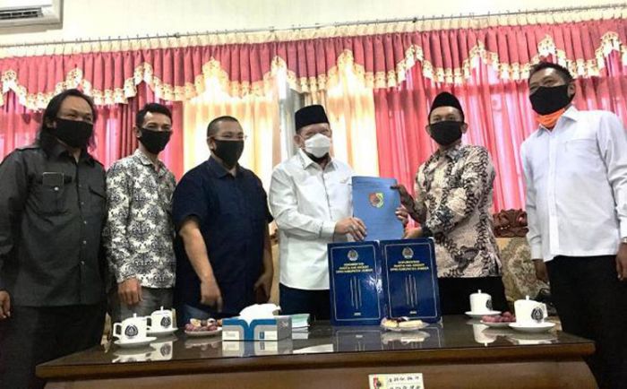 Konflik DPRD-Pemkab Jember akan Disampaikan Ketua DPD RI ke Presiden Jokowi Konflik DPRD-Pemkab Jember akan Disampaikan Ketua DPD RI ke Presiden Jokowi