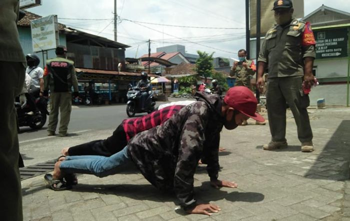 Tak Pakai Masker, Belasan Warga Batu Disanksi Push Up Tak Pakai Masker, Belasan Warga Batu Disanksi Push Up