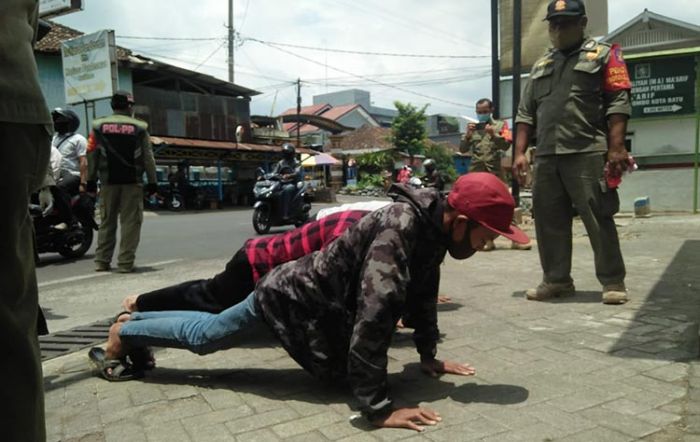 Tak Pakai Masker, Belasan Warga Batu Disanksi Push Up