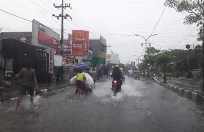 Banjir Kota Gresik Masih Jadi Ancaman, Warga Sayangkan DPU Tutup Mata Banjir Kota Gresik Masih Jadi Ancaman, Warga Sayangkan DPU Tutup Mata