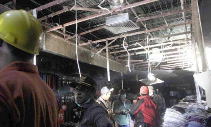 Tim Labfor Polda Jatim Olah TKP Pasar Besar Malang: Terbakar Kamis Dinihari, Padam Jumat Siang Tim Labfor Polda Jatim Olah TKP Pasar Besar Malang: Terbakar Kamis Dinihari, Padam Jumat Siang